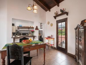 una cucina con tavolo e ciotola di frutta di Casita La Azotea a Antigua Guatemala