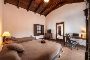 una camera con letto, scrivania e sedia di Casita La Azotea a Antigua Guatemala