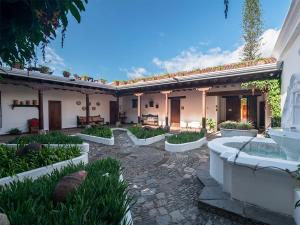 ein Haus mit einem Innenhof mit Pool und Pflanzen in der Unterkunft Casita El Mirador in Antigua Guatemala