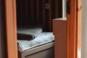 um pequeno quarto com um pequeno armário com uma cama em Dzama Guest House em Ort'ubani