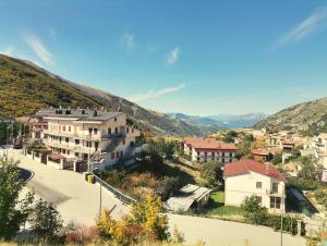 vista su una città con case e montagne di Il Rifugio sul Colle - Casa vacanze a Campo Felice a Casamaina