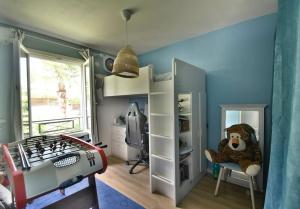 een kamer met een slaapkamer met een bed en een bureau bij La villa du Petit Bois in Lignan-de-Bordeaux