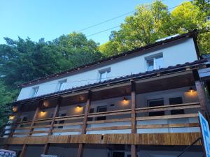 ein Gebäude mit Fenstern an der Seite in der Unterkunft Casa Vida in Luncasprie