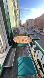 balkon ze stołem i krzesłami w budynku w obiekcie Suites Matteotti 57 w mieście Civitavecchia