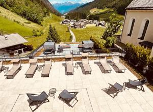 una vista aérea de un patio con sillas y mesas en Hotel Schölzhorn Superior, en Racines