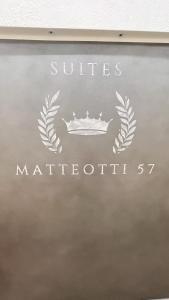 een teken voor de marietta op een muur bij Suites Matteotti 57 in Civitavecchia