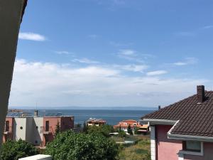 uma vista para o oceano a partir dos telhados das casas em Апартхотел Созополски перли em Sozopol