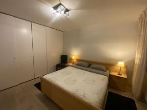 1 dormitorio con cama, armario y luces en t‘Predikheren, en Lier