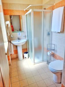 uma casa de banho com um chuveiro, um WC e um lavatório. em Agriturismo Ceolara em Sommacampagna