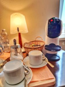 索馬坎帕尼亞的住宿－Agriturismo Ceolara，桌子,上面放搅拌机,盘子和灯