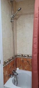 een douche met een wit bad in de badkamer bij Bonito piso en MarinaDor in Castellón de la Plana