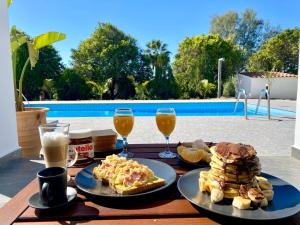 una mesa con dos platos de comida y bebida para el desayuno en Cocoon Luxury Villa In Coral Bay-3 Min To Beach, en Peyia