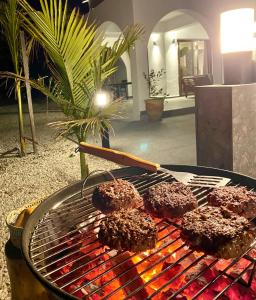 Cztery czekoladowe pączki gotują się na grillu. w obiekcie Cocoon Luxury Villa In Coral Bay-3 Min To Beach w mieście Peja