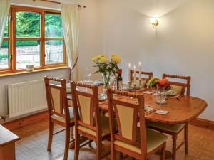 comedor con mesa de madera y sillas en Argentum House, en Boulmer
