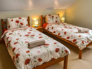 dwa łóżka siedzące obok siebie w sypialni w obiekcie Argentum House w mieście Boulmer