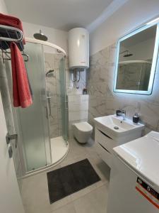 ファジャナにあるRobertoのバスルーム(シャワー、洗面台、トイレ付)