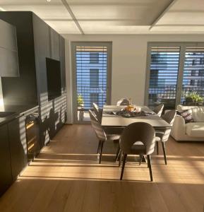 - une cuisine et une salle à manger avec une table et des chaises dans l'établissement Cosy room in Morden apartment, à Luxembourg