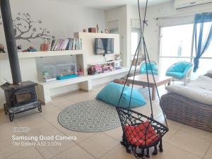 un soggiorno con altalena in camera di הממלכה הקסומה של מאיה ושלושת הפיות a Gonen
