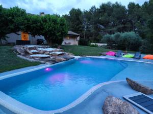 ein großer Pool mit blauem Wasser im Hof in der Unterkunft Villa Pio in Roquebrune-sur-Argens