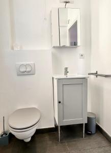 La salle de bains est pourvue de toilettes, d'un lavabo et d'un miroir. dans l'établissement Studio avec Clim à 100m plage - 15min centre ville, à Nice