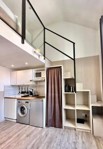 a kitchen with a washer and dryer in a room at Studio avec Clim à 100m plage - 15min centre ville in Nice