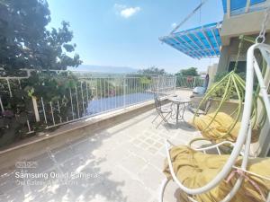 un patio con un'amaca, un tavolo e delle sedie di הממלכה הקסומה של מאיה ושלושת הפיות a Gonen