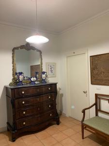 vestidor con espejo y silla en una habitación en Dimora Di Mare Gallipoli, en Gallipoli