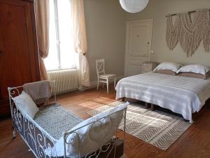 Posteľ alebo postele v izbe v ubytovaní Château d'Arfeuilles Chambres et tables d'hôtes