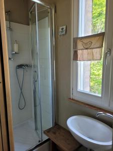 ein Badezimmer mit Waschbecken und Glasdusche in der Unterkunft B&B L'Usignolo in Ascoli Piceno + 83 Fotos