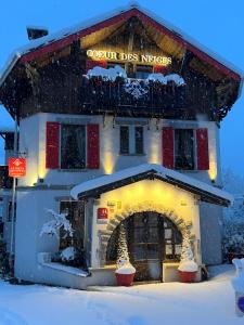 een gebouw met een boog in de sneeuw bij Coeur des Neiges in Saint-Gervais-les-Bains