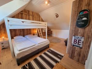 - une chambre mansardée avec des lits superposés dans l'établissement EddyLou Ranch, à Slöinge