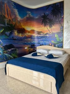 - une chambre ornée d'une peinture murale dans l'établissement Kirch Hotel & Restaurant, à Goris