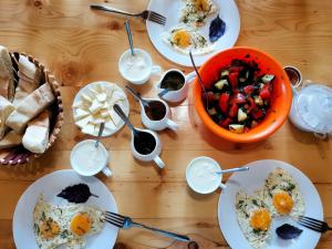 - une table avec des assiettes de nourriture et un bol de nourriture dans l'établissement Hotel Lamala, à Mazeri