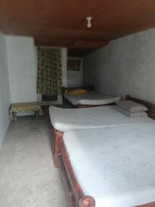 um quarto com três camas e uma mesa em Magic's Place Beach Resort em Moalboal