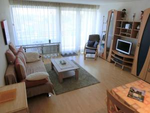 ein Wohnzimmer mit einem Sofa und einem Tisch in der Unterkunft Haus Bergland in Neureichenau