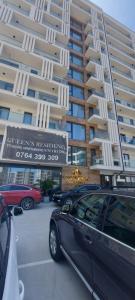 a black car parked in front of a building at Apartament Derys in Năvodari