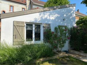 uma casa com uma porta e uma janela em Maison proche centre-ville em Dijon