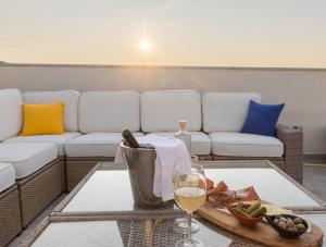 ein Wohnzimmer mit einem Sofa und einem Glas Wein in der Unterkunft Apartments & rooms Stella Adriatica in Murter