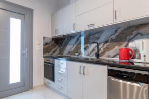Kuchyň nebo kuchyňský kout v ubytování Pantzos House + 26 fotografií