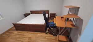 Un dormitorio con una cama, un escritorio y una silla. en Apartment Blue Adriatic Tivat, en Tivat 3 fotos más