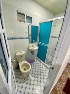 a bathroom with a toilet and a sink at Hacienda Veracruz in Villagarzón