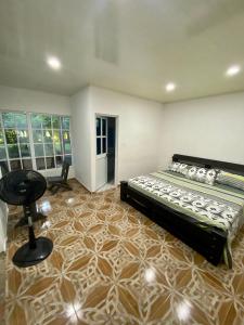 加爾松鎮的住宿－Hacienda Veracruz，一间卧室配有一张床和一把椅子