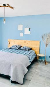 Un pat sau paturi într-o cameră la Face a la mer Fleury