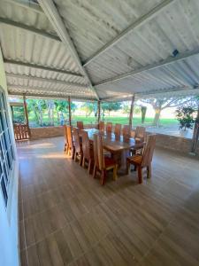 Hacienda Veracruz في فيلاجارزون: غرفة طعام مع طاولة وكراسي خشبية
