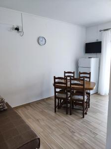 ein Esszimmer mit einem Tisch und Stühlen sowie eine Küche in der Unterkunft Apartmani Anđela Kordić in Rab