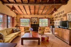 un salon avec un canapé et une table dans l'établissement Finca Arce Live Canarias, à Tacoronte