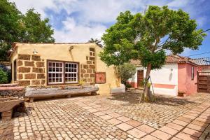 a stone building with a bench in front of it at Finca Arce Live Canarias in Tacoronte