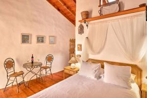 a bedroom with a bed and a table and chairs at Finca Arce Live Canarias in Tacoronte