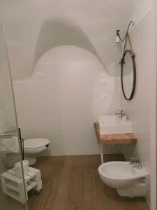 La salle de bains est pourvue d'un lavabo, de toilettes et d'un miroir. dans l'établissement Agriturismo La Ciasa Del Fabio, à Tassullo