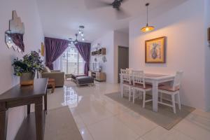 comedor y sala de estar con mesa y sillas en Zen 3-bedroom w pool 6 pax - Semarak en Kuala Lumpur